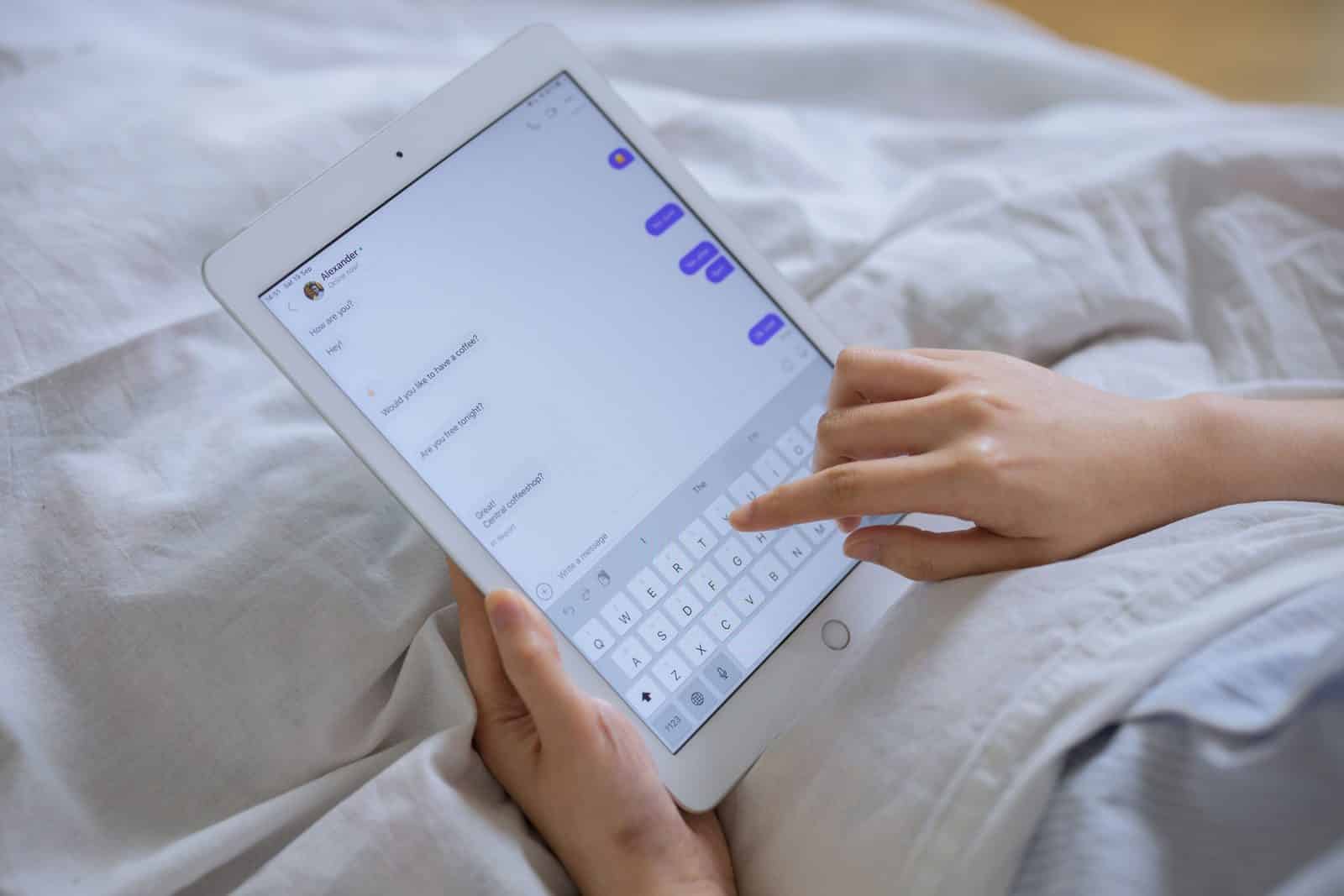 Chatbot czy voicebot: czym się różnią i czego potrzebuje Twoja firma?